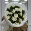 17 белых роз с гиперикумом